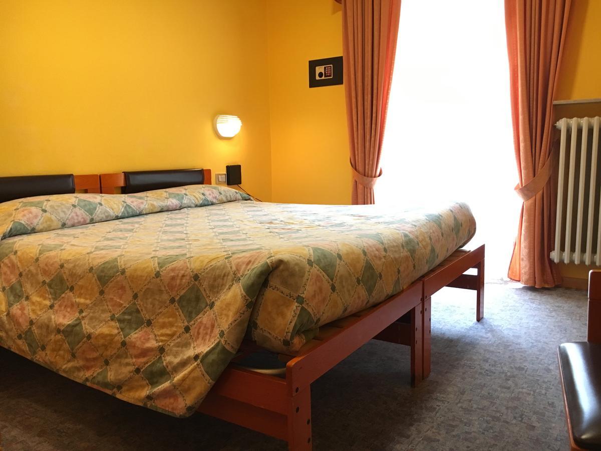 Hotel Le Pinete เปียซซาตอร์เร ภายนอก รูปภาพ