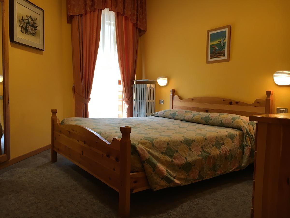 Hotel Le Pinete เปียซซาตอร์เร ภายนอก รูปภาพ